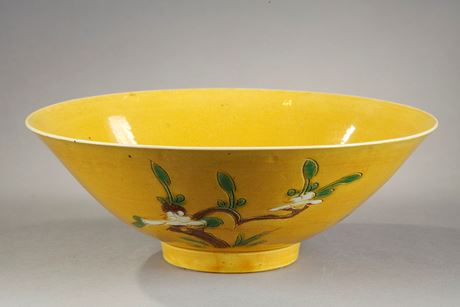 Polychrome :  Chinese yellow-ground 'brinjal' biscuit bowl, Kangxi period 1662/1722