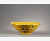 Polychrome :  Chinese yellow-ground 'brinjal' biscuit bowl, Kangxi period 1662/1722