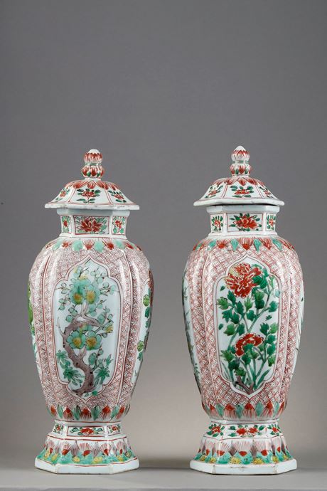 Polychrome : Paire de vases de forme balustre avec leurs couvercles en porcelaine "Wucai" - Chine Epoque Kangxi 1662/1722