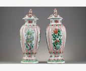 Polychrome : Pair of baluster shaped vases with their porcelain covers "Wucai" - Kangxi period 1662/1722