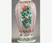Polychrome : Paire de vases de forme balustre avec leurs couvercles en porcelaine "Wucai" - Chine Epoque Kangxi 1662/1722