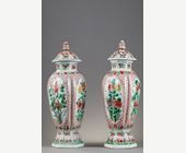 Polychrome : Pair of baluster shaped vases with their porcelain covers "Wucai" - Kangxi period 1662/1722