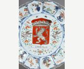Polychrome : Plat en porcelaine de la Famille Verte portant les armoiries du "Duché de Limburgh" - Periode Kangxi 1662/1722  vers 1710/15