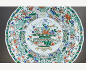 Polychrome : Large porcelain dish of the Famille verte told to the flower basket - China Kangxi Period 1662/1722