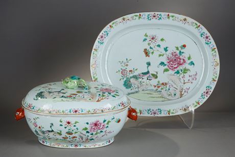 Polychrome : Tureen oval  with its porcelain presentoir Famille Rose  taken from the pomegranate shaped lid .
It is the similar decor of the service carried away by John VI of Portugal in his exile in Brazil. China Qianlong Period 1736/1795