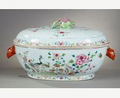 Polychrome : Tureen oval  with its porcelain presentoir Famille Rose  taken from the pomegranate shaped lid .
It is the similar decor of the service carried away by John VI of Portugal in his exile in Brazil. China Qianlong Period 1736/1795