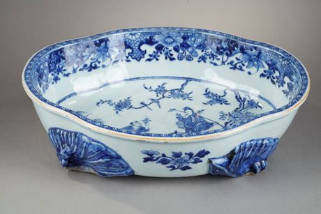 Blue White : Rare cup or small basin of European shape on four legs in Blue White porcelain - China Qianlong period 1736-1795