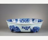 Blue White : Rare cup or small basin of European shape on four legs in Blue White porcelain - China Qianlong period 1736-1795