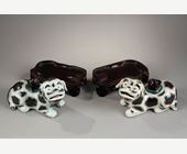 Polychrome : Paire de chiens couchés formant porte baguettes d encens en porcelaine tachetés de brun sur fond beige Chine 1770/1800 
Socles en bois