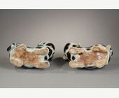 Polychrome : Paire de chiens couchés formant porte baguettes d encens en porcelaine tachetés de brun sur fond beige Chine 1770/1800 
Socles en bois