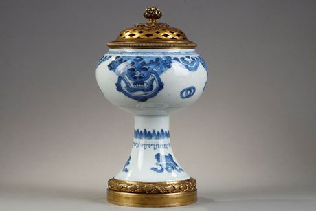 Works of Art : Stemcup porcelain blue and white  with a lion Buddhist head 
Kangxi period 1662/1722
Bronze mount occidental 19th century