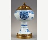 Blue White : Stemcup porcelain blue and white  with a lion Buddhist head 
Kangxi period 1662/1722
Bronze mount occidental 19th century