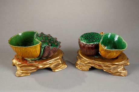 Polychrome : Deux petits pots a eau en forme de feuilles de lotus - Biscuit de la famille verte - Chine Epoque Kangxi 1662/1722
Socles en bois doré


