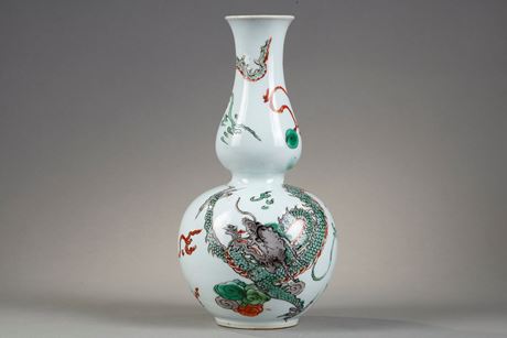 Polychrome : Vase double gourde en porcelaine de la Famille Verte avec un decor d un Dragon - Chine Epoque Kangxi 1662/1722