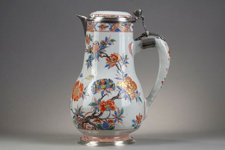 Polychrome : Aiguiere et son couvercle en porcelaine de la famille verte  decorée de fleurs . Chine epoque Kangxi 1662/1722
vers 1710
Monture en argent occidental 19em siècle