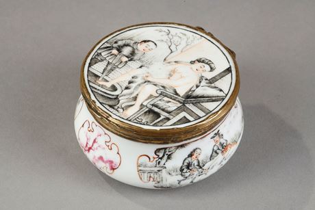 Objets d'art : Petite boite en porcelaine à decor d une femme dénudée et d un jeune serviteur  en grisaille scène inspirée de Claude Duflos père - Monture en métal doré - Chine vers 1755
H 3,5cm Diam 7 cm
