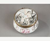 Polychrome : Petite boite en porcelaine à decor d une femme dénudée et d un jeune serviteur  en grisaille scène inspirée de Claude Duflos père - Monture en métal doré - Chine vers 1755
H 3,5cm Diam 7 cm
