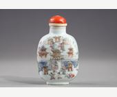 Snuff Bottles : Porcelain snuff bottle with decoration of the garrison or fort of Jiujang (Jiangxi province) watered by the great river according to the inscription on a banner - mark Qianlong china 1820/1850