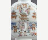 Snuff Bottles : Porcelain snuff bottle with decoration of the garrison or fort of Jiujang (Jiangxi province) watered by the great river according to the inscription on a banner - mark Qianlong china 1820/1850