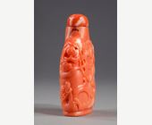 Snuff Bottles : Snuff bottle coral sculpted with bats and two dragons  - circa 1740/1820 