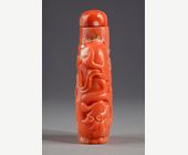 Snuff Bottles : Snuff bottle coral sculpted with bats and two dragons  - circa 1740/1820 