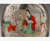 Tabatières : Flacon tabatière en cristal de roche fumé peinte dans son interieur de Zhong Kui le dompteur de demons et sur l autre face la soeur de Zhong Kui  - Chine peinte à l atelier du bosquet des Abricotiers signée par Ye Zhongsan et datée 1919