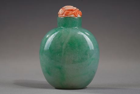 Snuff Bottles : snuff bottle jadeite apple green  - stopper coral sculpted with a dragon - 1800/1860
