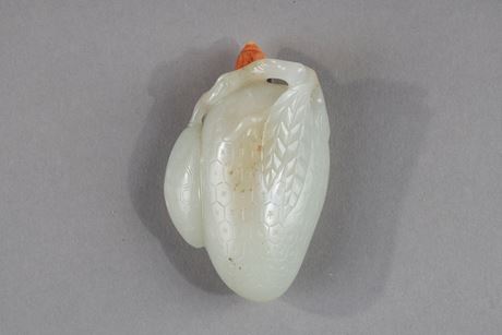 Snuff Bottles : snuff bottle jade nephrite in shape of fruits finely incised  - Circa 1750/1850