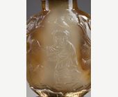 Snuff Bottles : Rare snuff bottle in agate carved and mounted in gilded brick - China 19th century for the snuffbottle and 20em for the mount probably made by Leb Kueenner for the house Yamanaka New York (Signature difficult to read)