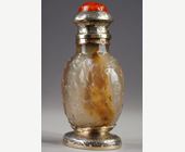 Snuff Bottles : Rare snuff bottle in agate carved and mounted in gilded brick - China 19th century for the snuffbottle and 20em for the mount probably made by Leb Kueenner for the house Yamanaka New York (Signature difficult to read)