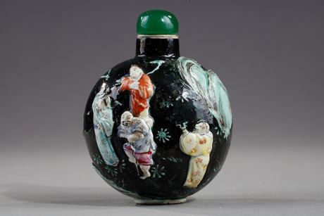 Snuff Bottles : snuff bottle porcelain molded with eight immortals on a dark green background - 1800/1830