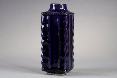 Blue White : Rare vase  "cong" shape in biscuit enamelled aubergine . Kangxi period 1662/1722
H 13cm