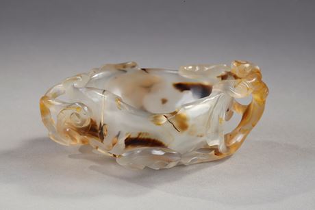 Works of Art : Brush washer finely sculpted agate - 18th century