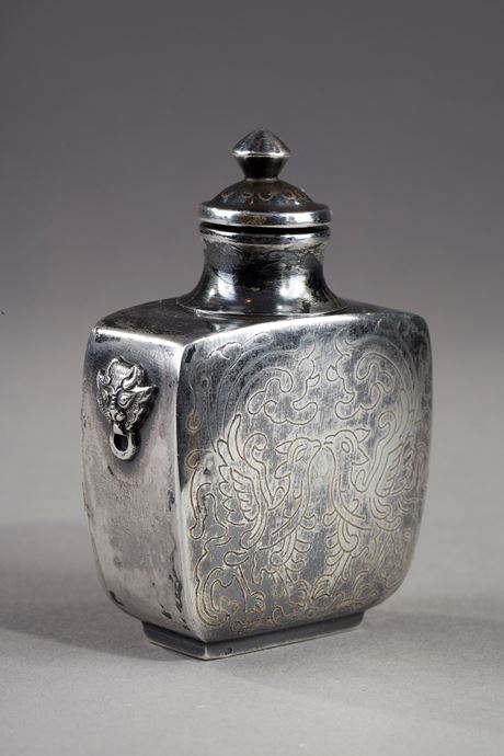 Tabatières : Flacon tabatière en argent incisé sur chaque face de deux phenix  (fenghuang). Chine, 18/19ème siècle.