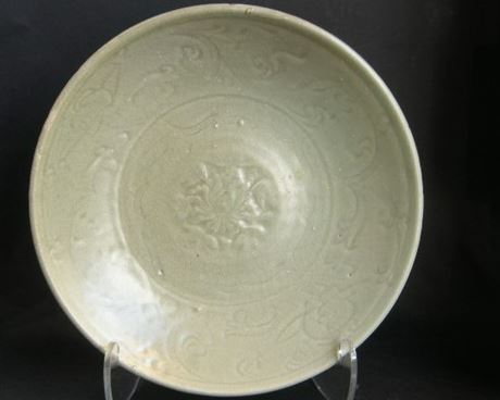 Polychrome : Plat en ceramique gres porcelaineux celadon moulée dans le decor central 
inscrit "DA JI " et incisé . Fours de Longquan Zhejiang  - 15em siècle 