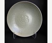 Polychrome : Plat en ceramique gres porcelaineux celadon moulée dans le decor central 
inscrit "DA JI " et incisé . Fours de Longquan Zhejiang  - 15em siècle 