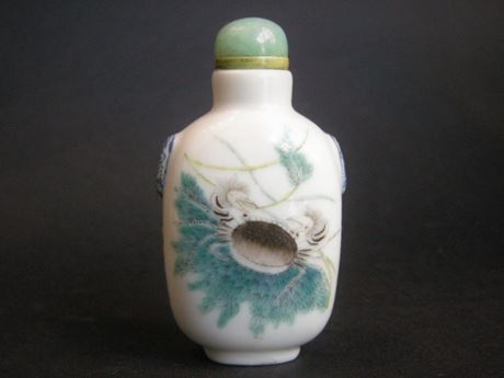 Snuff Bottles : Snuff bottle porcelain decorated in polychrome crab  - Imperial Kilns of Jingdezhen -
Mark Shen de Tang  1821/1850