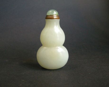 Snuff Bottles : Snuff bottle jade celadon color double gourd - 19th century