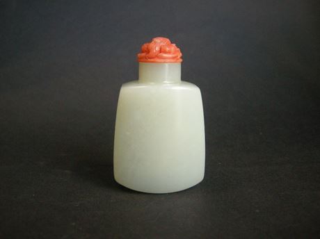 Snuff Bottles : Snuff bottle jade celadon  with the mark XUTING  it is a wish " that you may know the continuation of your presence in court at the imperial hearings" . 
circa 1900 -