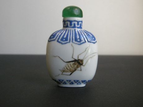 Tabatières : flacon tabatière en porcelaine décorée en polychromie d insectes   - 1900/1930