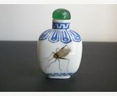 Snuff Bottles : Snuff bottle porcelain decorated with insect - 1900/1930