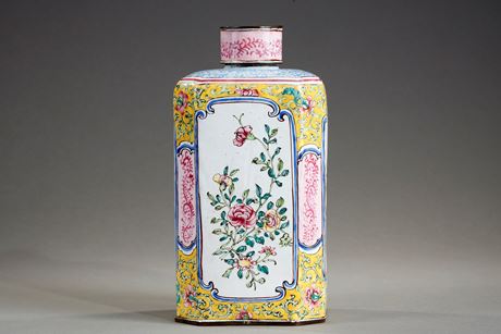 Objets d'art : Bouteille rectangulaire a pans coupés  peinte sur cuivre en emaux de la famille rose . Canton Chine 18em siècle