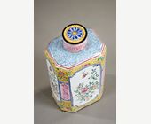 Objets d'art : Bouteille rectangulaire a pans coupés  peinte sur cuivre en emaux de la famille rose . Canton Chine 18em siècle
