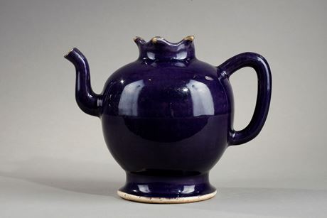 Polychrome : Rare verseuse dite surprine en forme de grenade en porcelaine émaillée aubergine - Chine epoque Kangxi 1662/1722