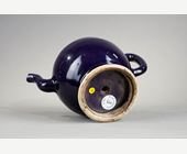 Bleu-Blanc : Rare verseuse dite surprine en forme de grenade en porcelaine émaillée aubergine - Chine epoque Kangxi 1662/1722
