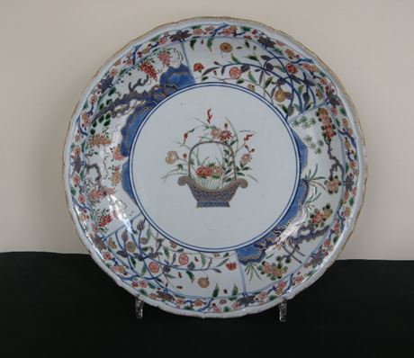 Polychrome : Plat en porcelaine de la "Famille verte" - Chine epoque Kangxi 1662/1722
(D 35cm)