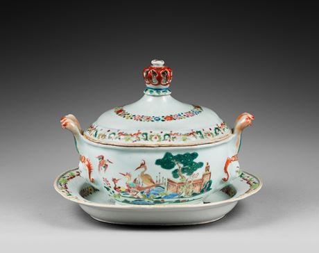 Polychrome : Terrine et son presentoir  en porcelaine de la Famille Rose les anses en forme de masques a coiffes Indiennes
Epoque Qianlong 1736/1795