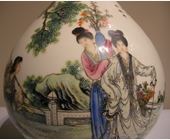Polychrome : grand vase bouteille  en porcelaine orné de personnages féminins et calligraphie . Chine epoque republique 1920/1949  - Attribué a Wang Xiaotang -  Marque Qianlong en rouge de fer sous la base -

H 43,5cm