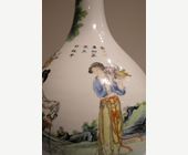Polychrome : grand vase bouteille  en porcelaine orné de personnages féminins et calligraphie . Chine epoque republique 1920/1949  - Attribué a Wang Xiaotang -  Marque Qianlong en rouge de fer sous la base -

H 43,5cm