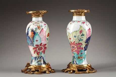 Polychrome : Paire de vases en porcelaine " famille rose " ornés du celèbre decor
dit a la "Feuille de tabac"  - Chine epoque Qianlong vers 1770 -
Monture en bronze 19°siècle